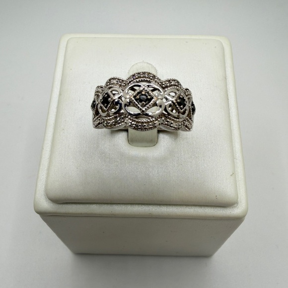 Black and white diamond cocktail statement ring in sterling silver! - Picture 10 of 13